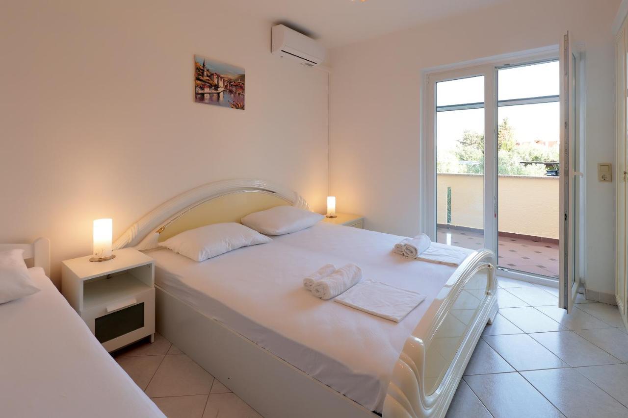 City Pool Apartments Novalja Exterior photo
